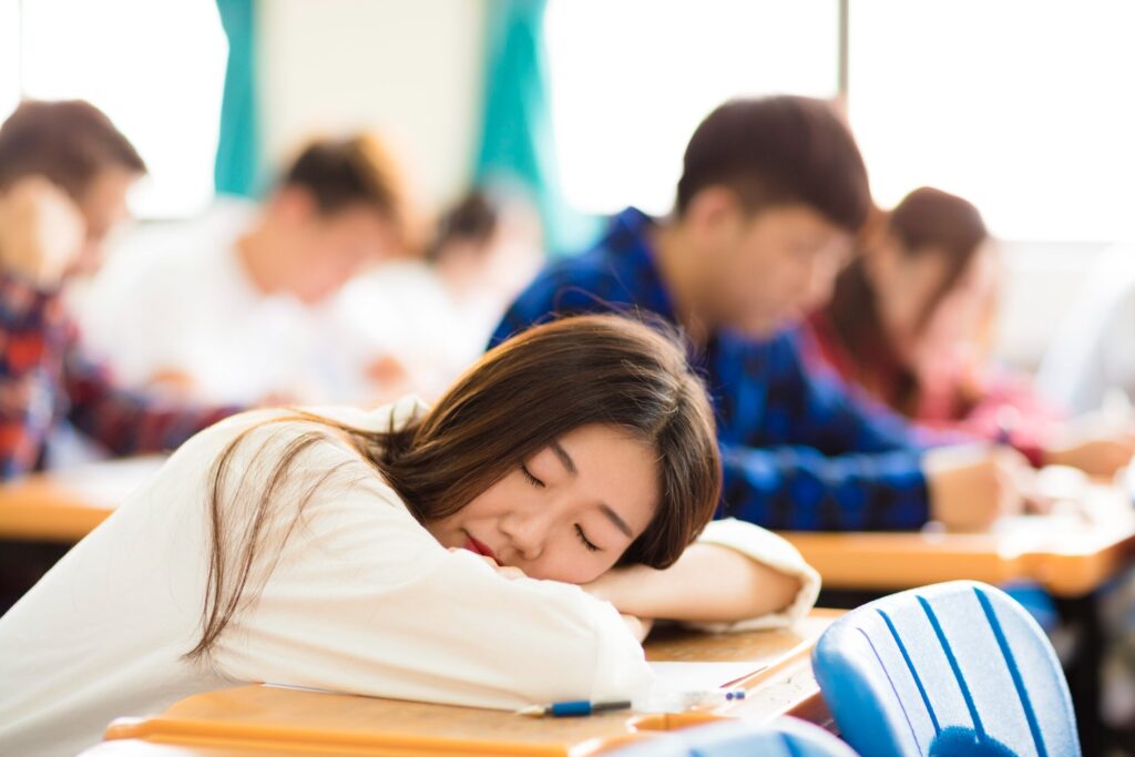 trẻ nghỉ ngơi giữa giờ để học tiếp thu nhanh hơn