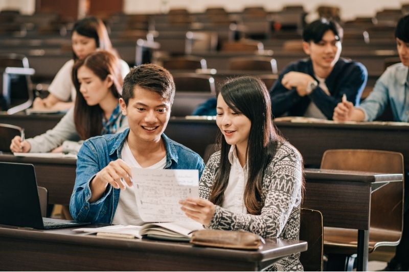 Sinh viên quốc tế thảo luận nhóm tại trường đại học ở Anh