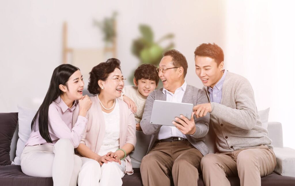 Gia đình nhiều thế hệ cùng trò chuyện trong không gian ấm cúng
