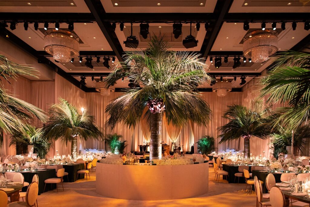 Cặp đôi đang tham quan ballroom sang trọng của khách sạn 5 sao để chuẩn bị cưới.