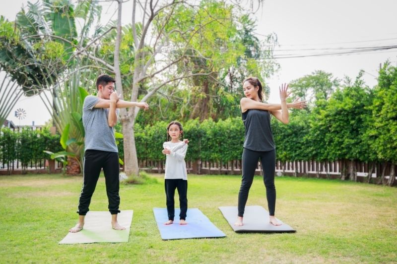 Gia đình tập yoga buổi sáng ngoài ban công đầy nắng