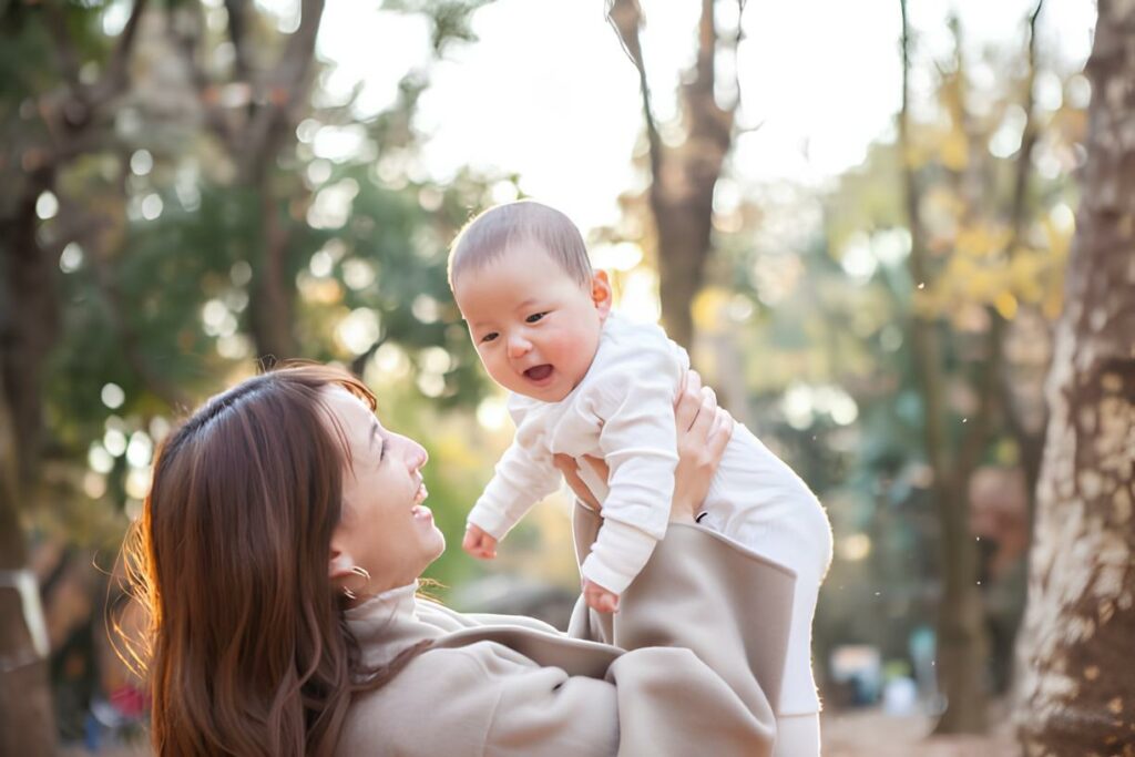 Mẹ ôm con trai giữa khung cảnh mùa thu vàng
