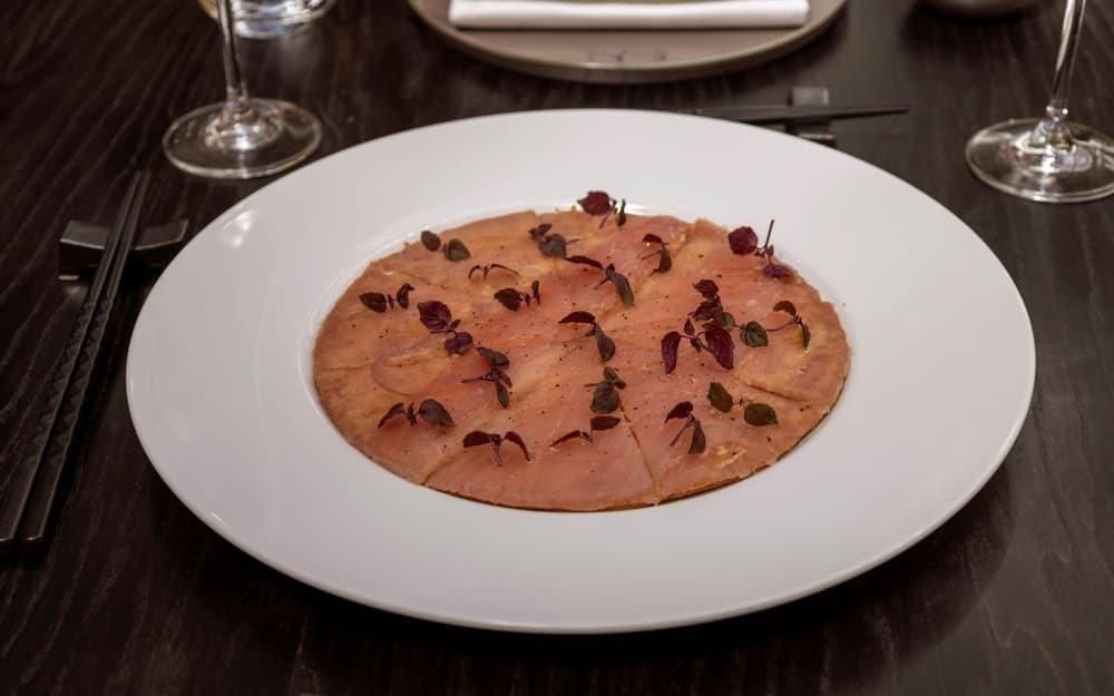 Món sashimi truffle tại Akira Back