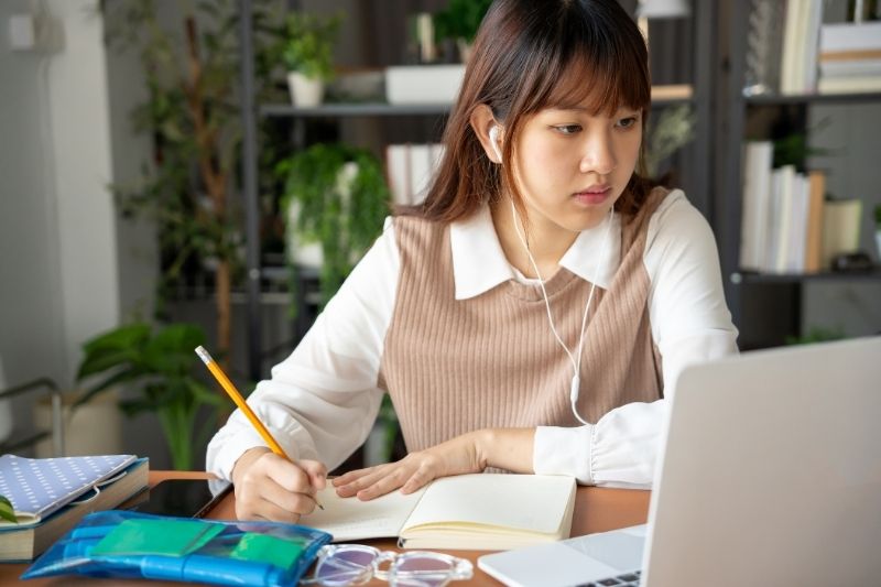 Học sinh THCS học online tại nhà với biểu cảm mệt mỏi, thiếu tập trung