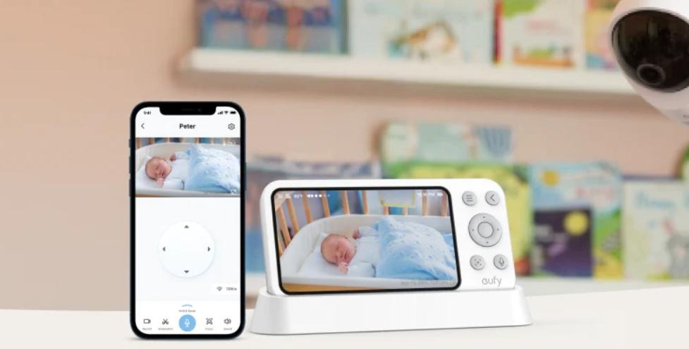 cha mẹ trò chuyện với bé qua WiFi baby monitor