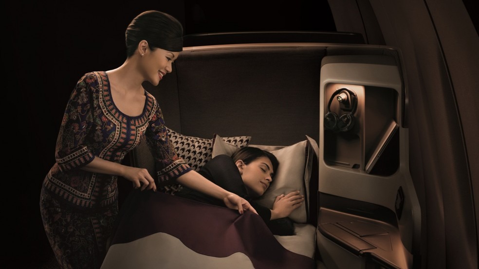 Tiếp viên Singapore Airlines chăm sóc trẻ em trên chuyến bay