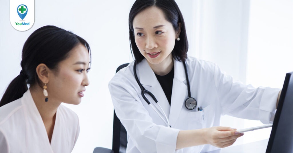 Cha mẹ trao đổi với bác sĩ nhi khoa về lịch tiêm chủng