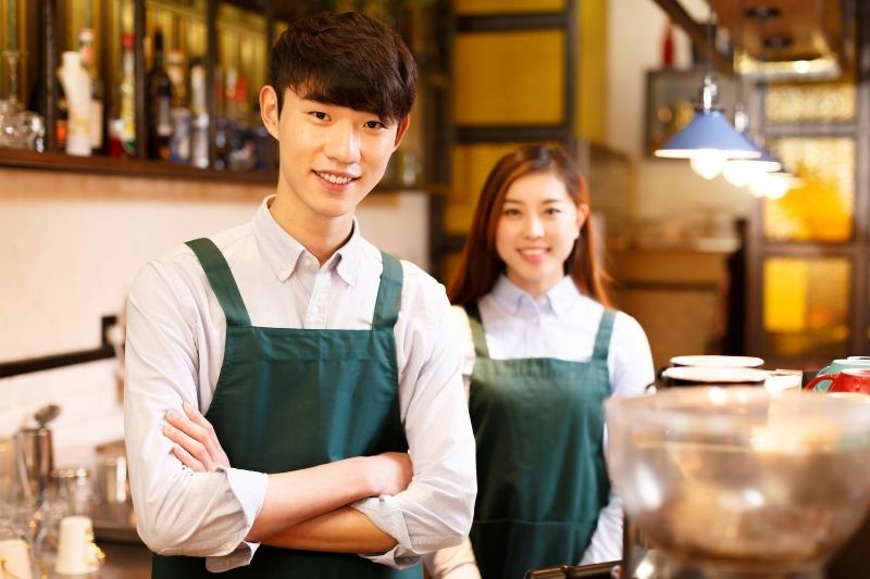 Sinh viên quốc tế tại Anh làm thêm bán thời gian trong quán cà phê