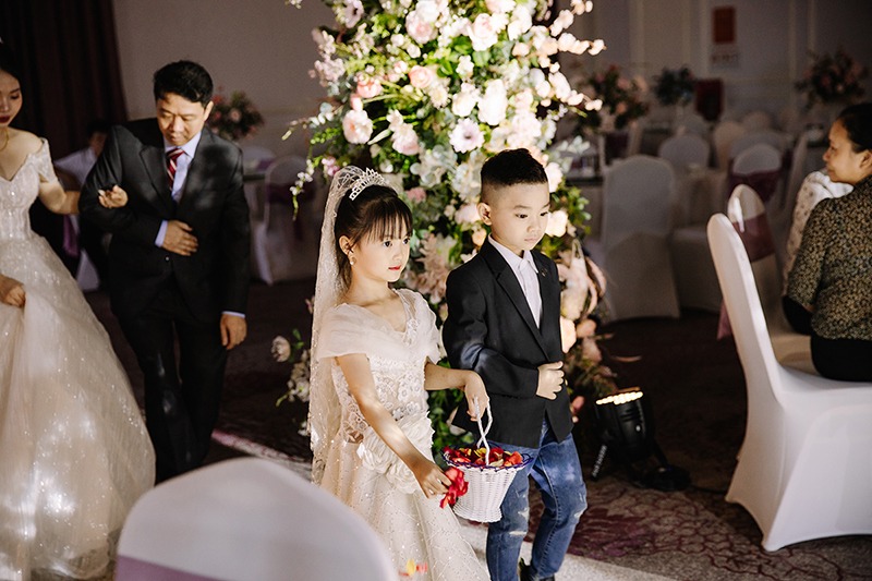 trẻ tung hoa trong đám cưới
