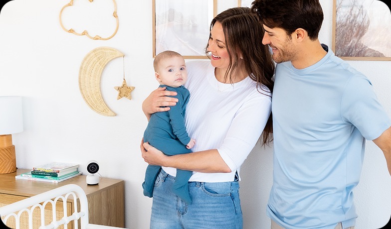 cha mẹ và em bé bên cạnh baby monitor