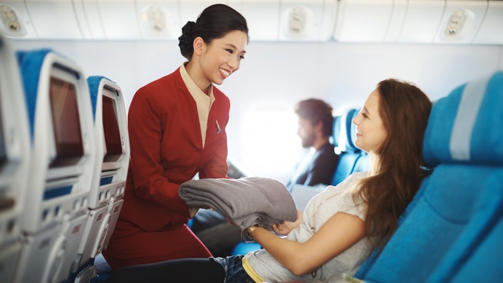 Cabin Cathay Pacific với tiếp viên nhiệt tình và chủ đáo