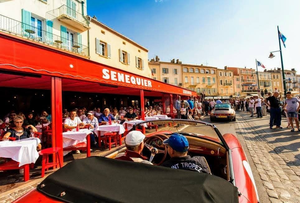 Góc phố cổ Saint-Tropez với quán cà phê