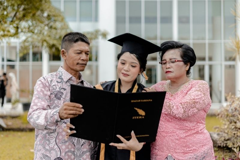Phụ huynh và con cùng tham quan khuôn viên trường đại học tại Anh