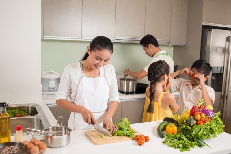 Gia đình cùng nhau chuẩn bị bữa tối trong bếp