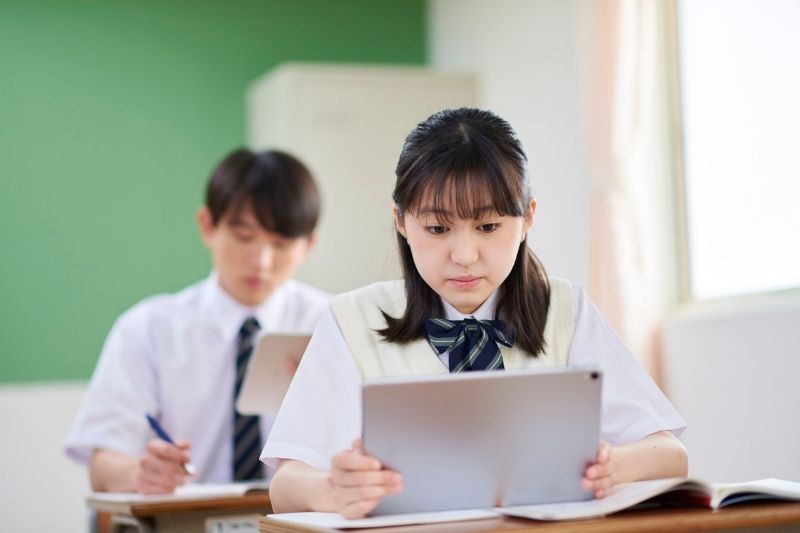 Học sinh trung học đang dùng công nghệ để học kỹ năng đọc