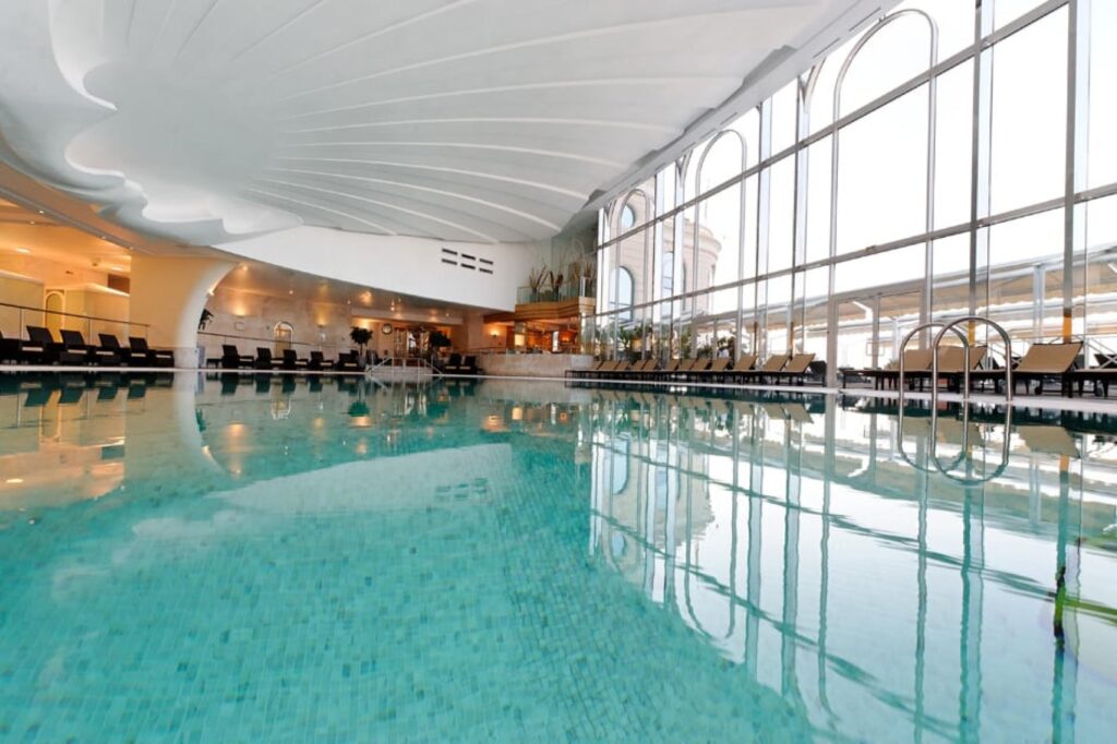 Hồ bơi nước biển ấm tại Thermes Marins Monte-Carlo