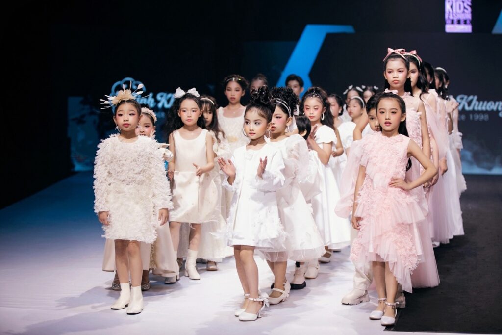 Khi Ánh Đèn Catwalk Khơi Dậy Sự Tự Tin Cho Trẻ
