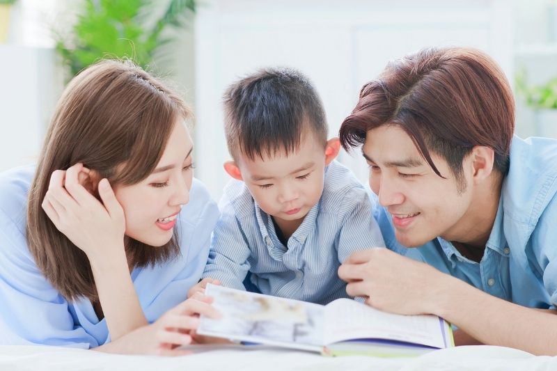 cha mẹ đọc sách hay cho trẻ em tại nhà
