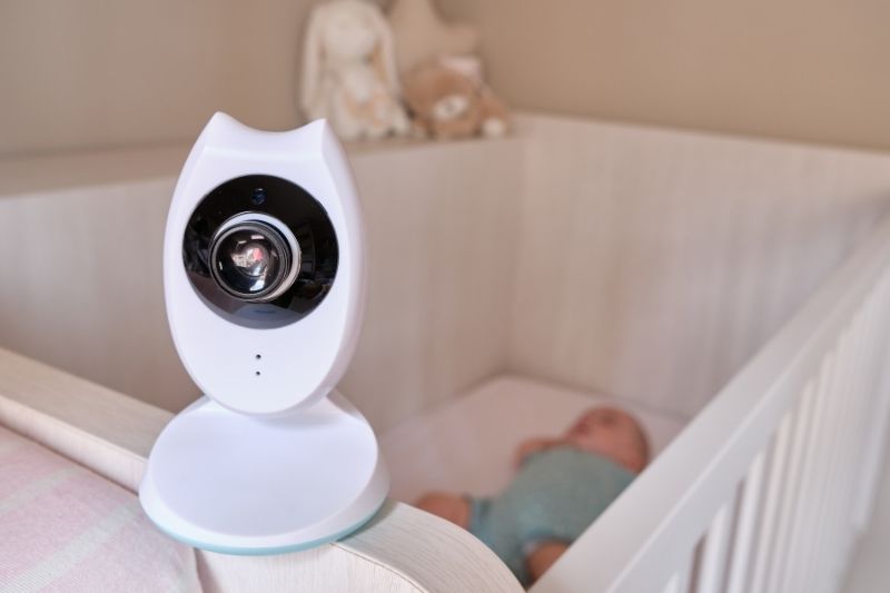 em bé ngủ trong cũi dưới WiFi baby monitor