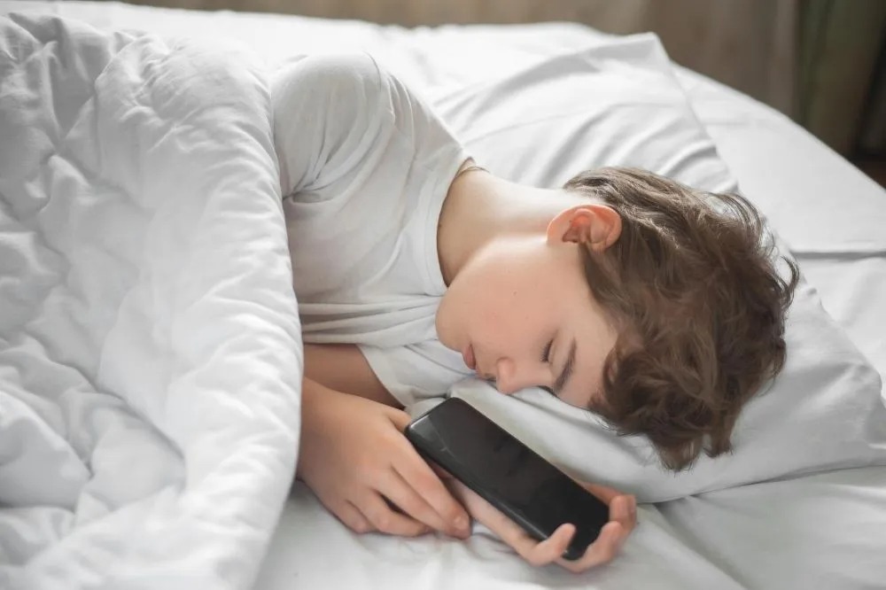 Liệu Pháp Ánh Sáng Là Cứu Cánh Cho Giấc Ngủ Thanh Thiếu Niên?