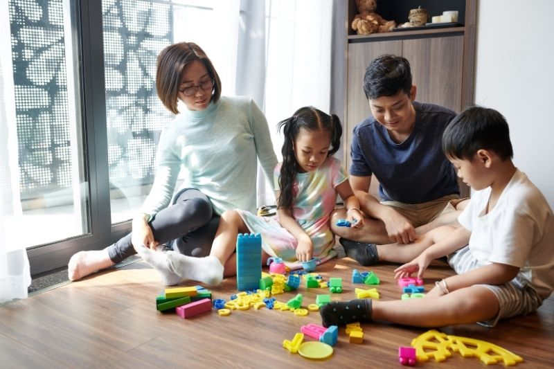 Bé học nhận biết cảm xúc thông qua trò chơi cùng cha mẹ