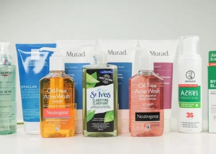 Bộ sản phẩm skincare cơ bản gồm sữa rửa mặt, kem dưỡng, kem chống nắng.