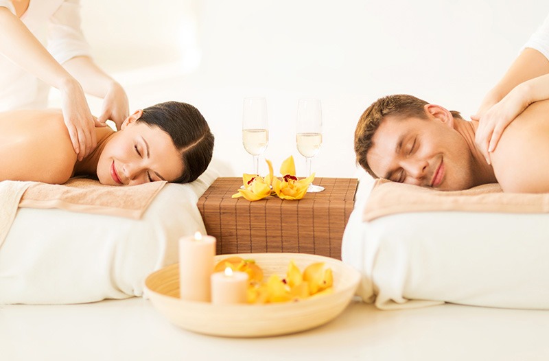 Khách hàng thư giãn trong phòng spa sáng sủa với ánh sáng tự nhiên.