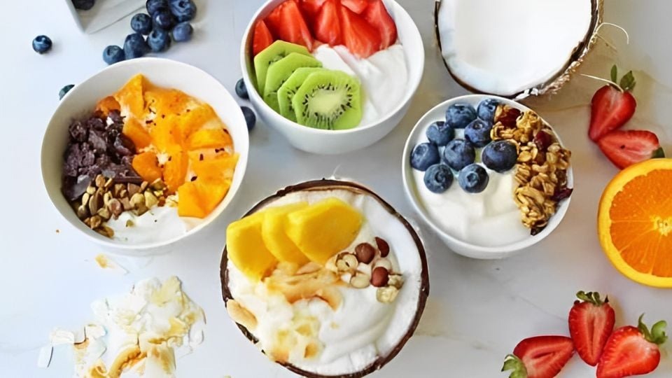 Bữa ăn phục hồi sau tập gồm trứng, sữa chua Hy Lạp và trái cây tươi