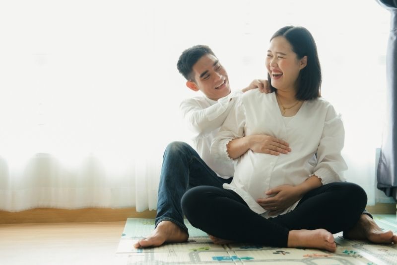 mẹ bầu thai 42 tuần cùng chồng chờ con chào đời