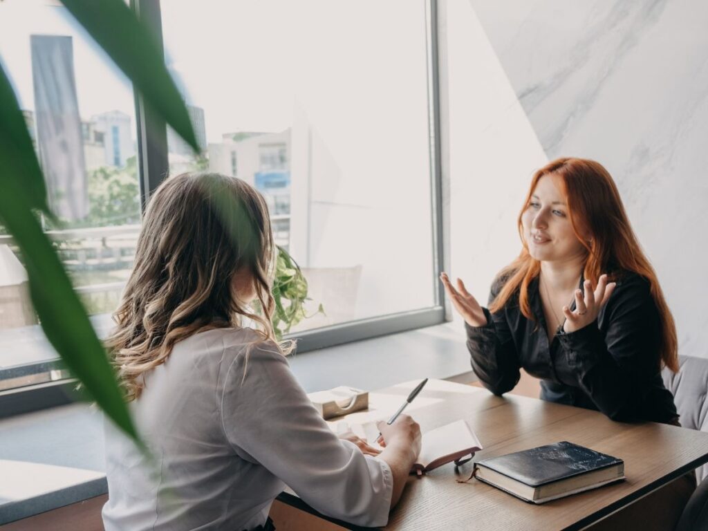 Matchmaker trò chuyện cùng khách hàng để thấu hiểu giá trị và mong muốn