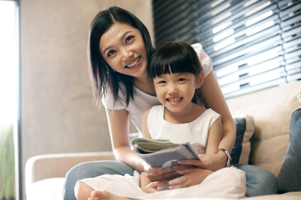 trẻ phát triển trí tuệ cảm xúc nhờ đọc sách cùng cha mẹ