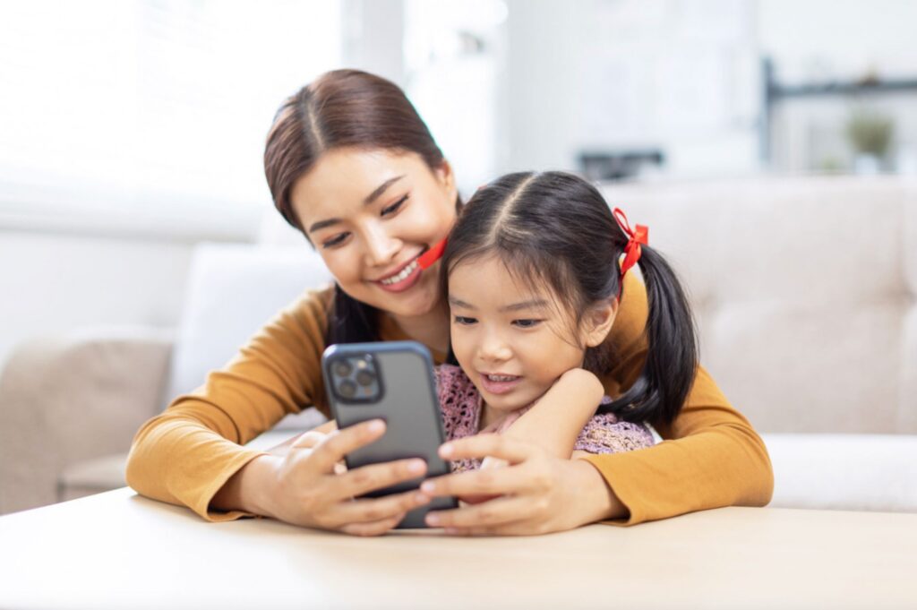 Cha mẹ trao đổi với con về việc dùng smartphone sớm