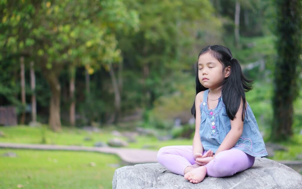 Thiền mở ra một cách cửa giúp bé khám phá tâm trí của chính mình