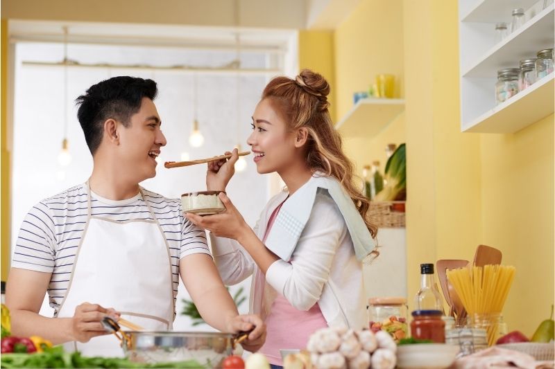 Vợ chồng thử nấu ăn cùng nhau trong căn bếp