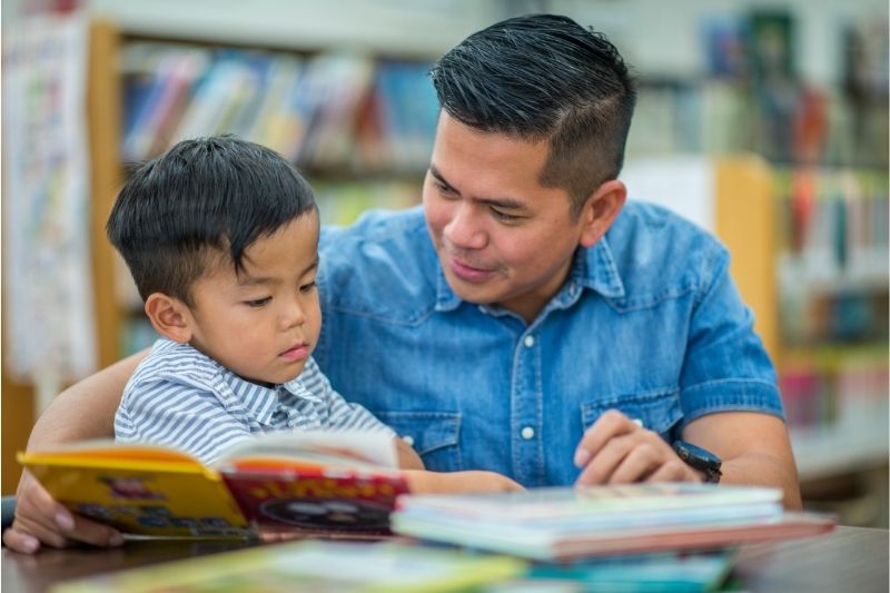 cha đọc sách cho con thể hiện sự kiên nhẫn và yêu thương