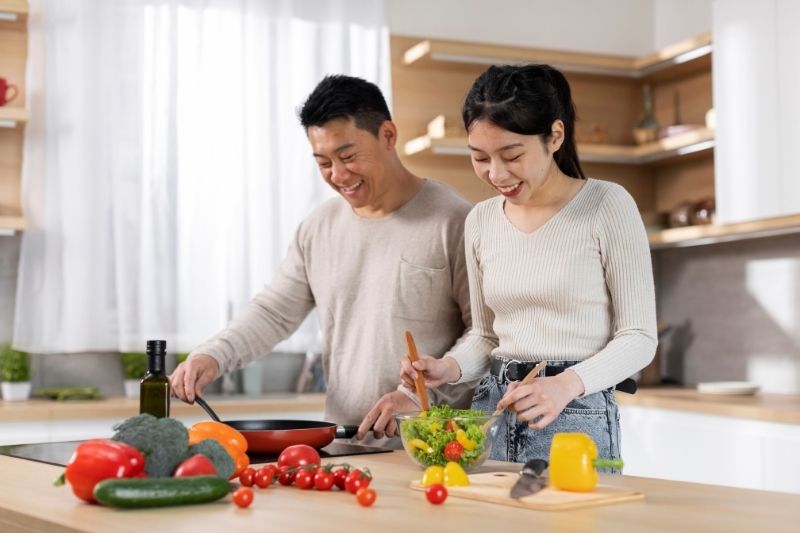 vợ chồng cùng làm bếp thể hiện trách nhiệm và hợp tác trong hôn nhân