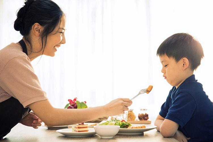 Mẹ hỏi con nhỏ trong bữa cơm về mức độ đói.