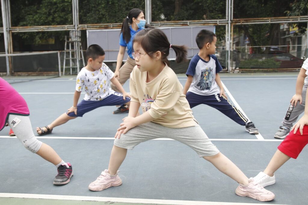 Thiếu niên tập yoga buổi sáng trong công viên.