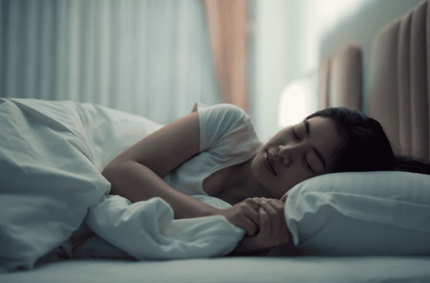 Người trẻ ngủ sâu giấc trong căn phòng tối yên tĩnh