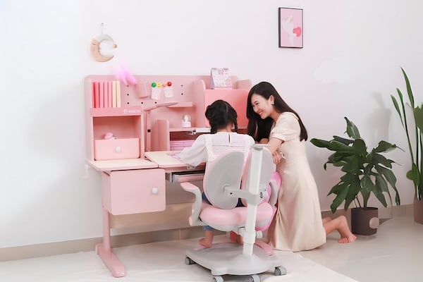 Mẹ và con gái tuổi dậy thì sắp xếp góc học tập tại nhà