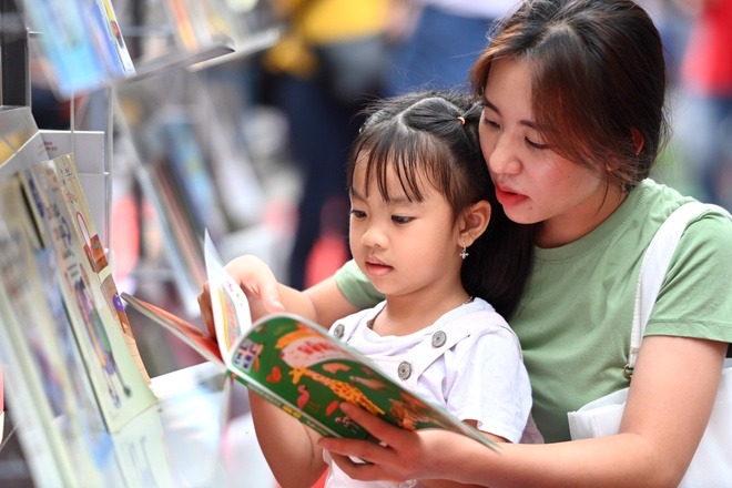 đọc sách cùng trẻ trở thành phong cách sống sang trọng của cha mẹ thành thị
