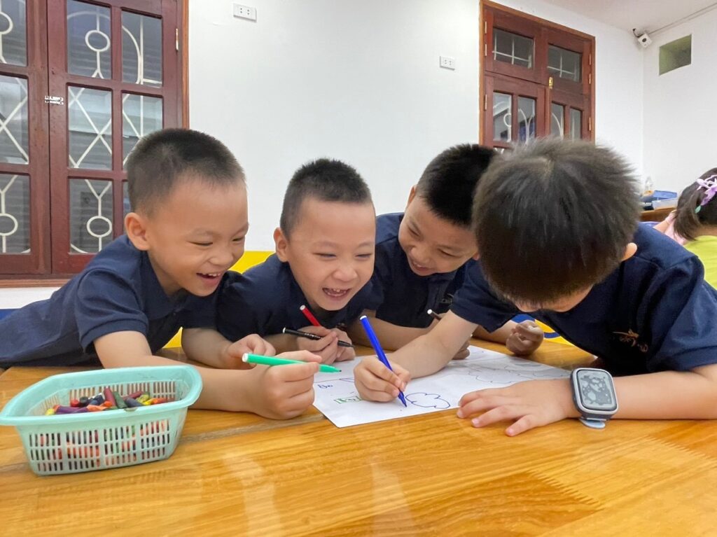 trẻ học kỹ năng xã hội nhờ giáo dục khoa học từ sớm