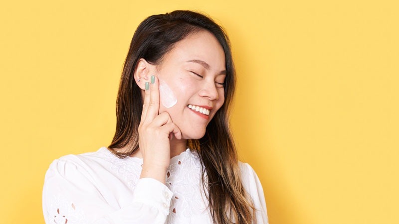 Skincare buổi sáng với Kem chống nắng và vitamin C