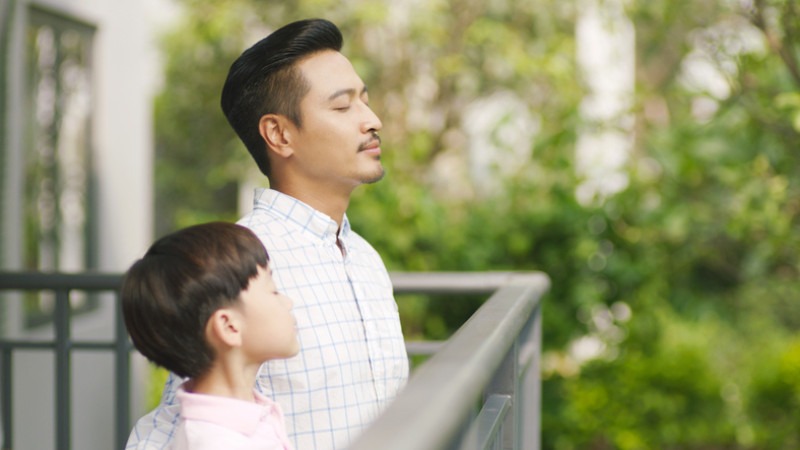 Cha mẹ cần đồng hành xuyên suốt cùng con trong quá trình thiền