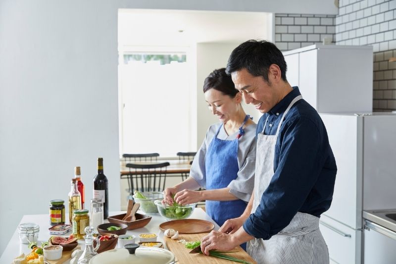 Vợ chồng thử nấu ăn cùng nhau trong căn bếp