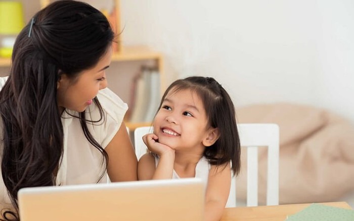 Cha mẹ dạy con kỹ năng an toàn số trên máy tính bảng.