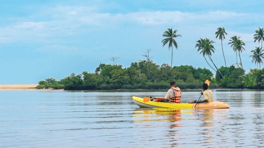 Gia đình cùng nhau khám phá biển bằng kayak và snorkelling