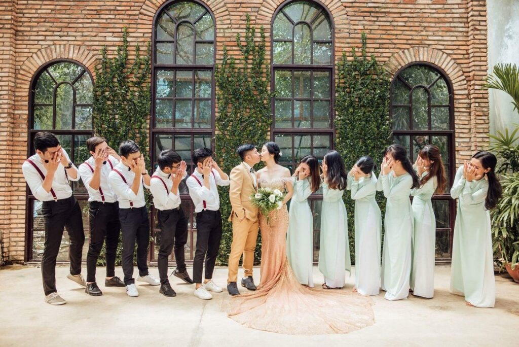 Ảnh tập thể cô dâu chú rể chụp cùng gia đình và bạn bè.