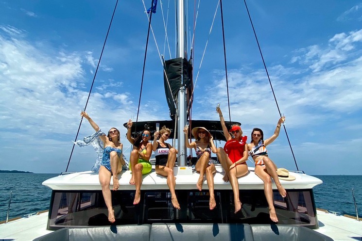 trẻ em chơi đùa trên catamaran khi thuê du thuyền gia đình