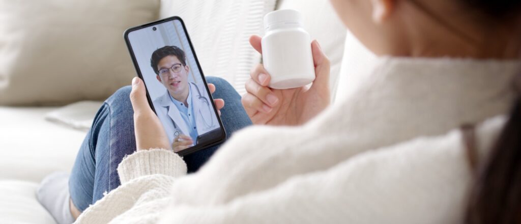 Người dùng tham khảo ý kiến bác sĩ qua ứng dụng chăm sóc sức khoẻ từ xa